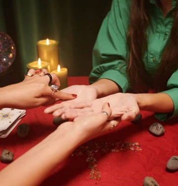 hand-reading-in-montreal