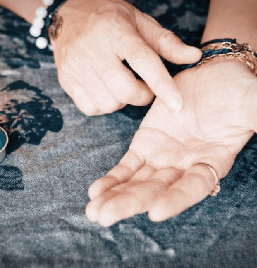 Find Guidance with the Hand Reading in Montreal